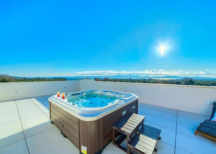 Bellavista, Rooftop, Jakuzzi, Infinity Pool Villa *