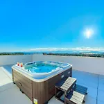 Bellavista, Rooftop, Jakuzzi, Infinity Pool וילה *