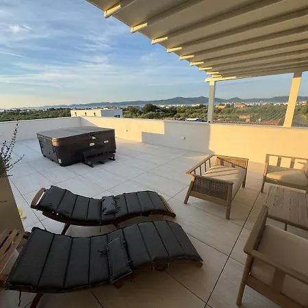 Bellavista, Rooftop, Jakuzzi, Infinity Pool Villa *