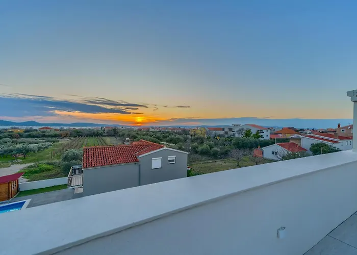 Bellavista, Rooftop, Jakuzzi, Infinity Pool Villa *